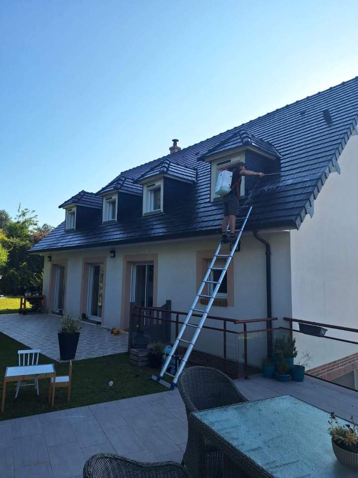Nous assurons un nettoyage complet de votre toiture.