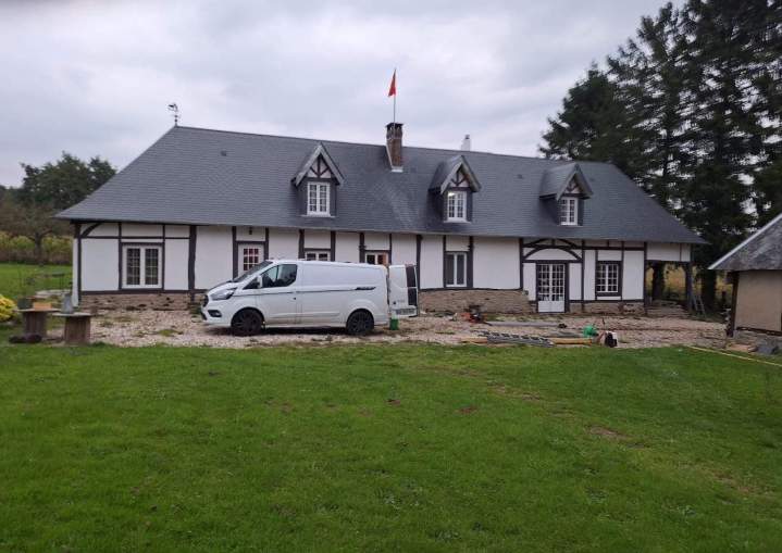 Nous rénovons votre toiture avec des matériaux de qualité supérieure.