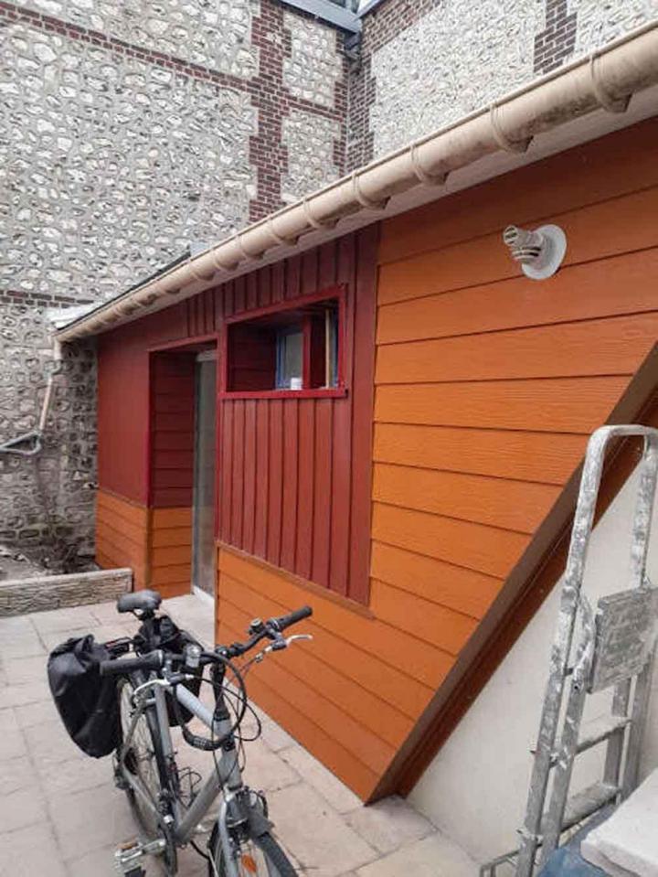 Nous installons des bardages extérieurs pour améliorer l'esthétique et la protection.
